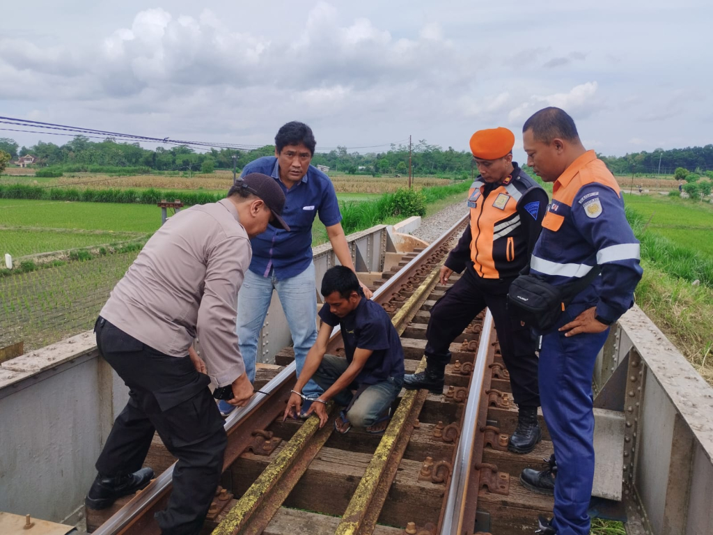 Polisi dan pihak Polsus KAI Daop 7 Madiun lakukan olah TKP bersama Tersangka, tsk saat di Polsek Sanankulon dan Bb. SP/ Lestariono