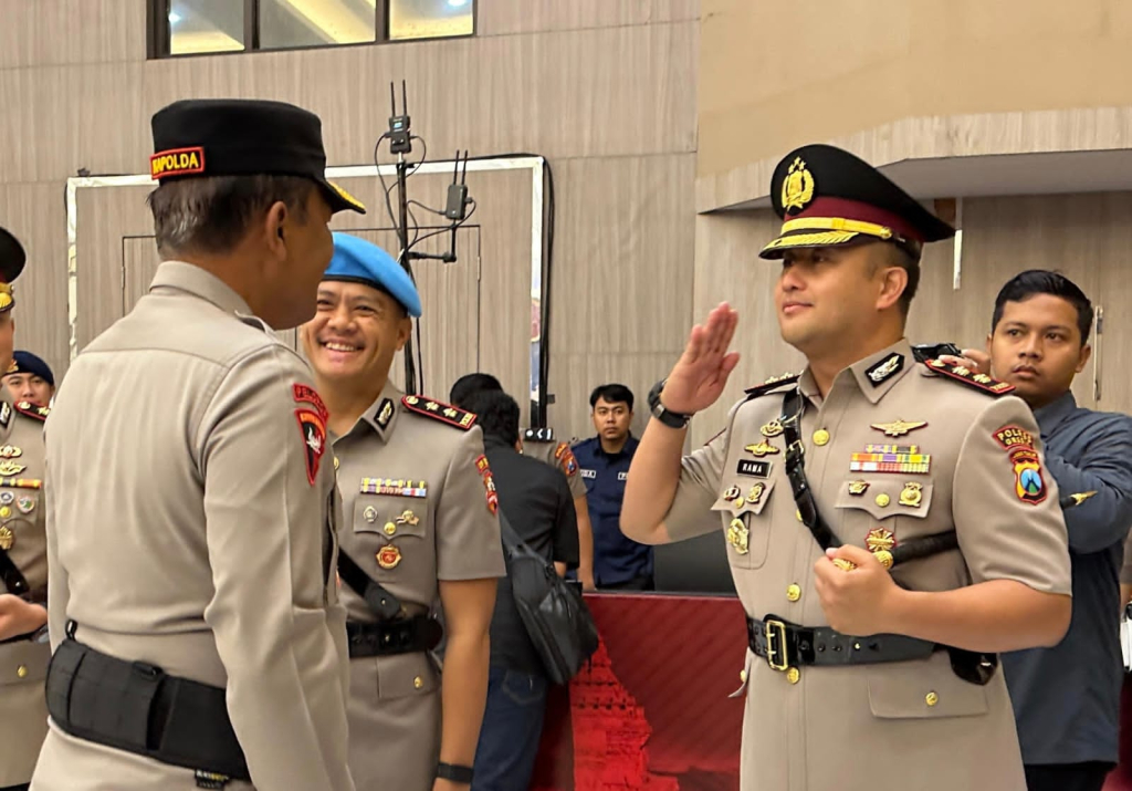Kapolres Gresik yang baru AKBP Ramadhan Nasution memberi hormat kepada Kapolda Jatim Irjen Pol Anang Avianto, ikut mendampingi mantan Kapolres Gresik AKBP Rovan Richard Mahenu. SP/Maidid