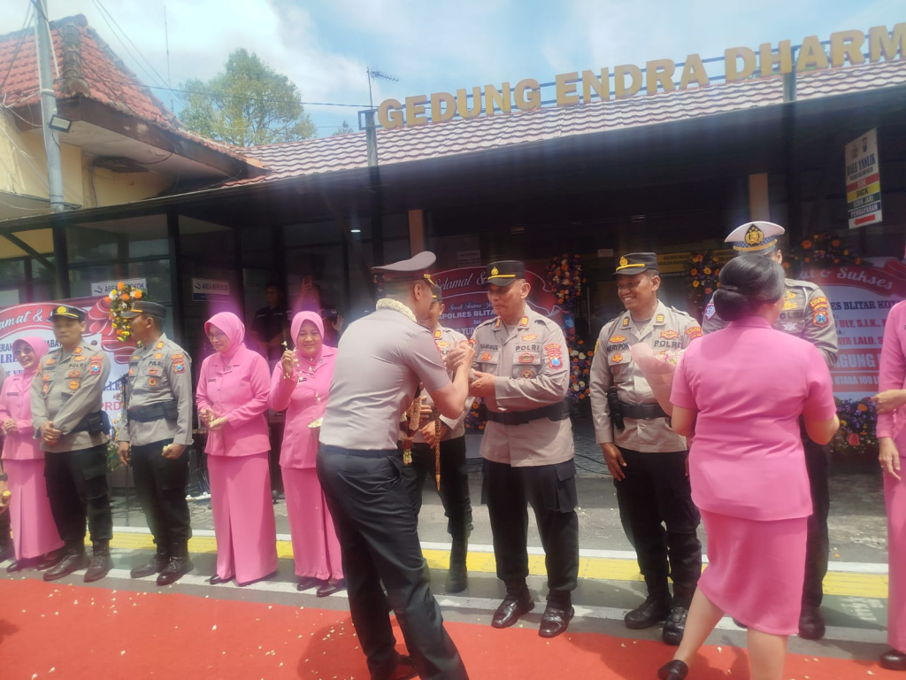 Saat AKBP Yudha Uly..salam pamit kepada PJU..dan Ibu ibu bhayangkari..dan pelepasan dengan Pedang Pora, lanjut naik Kereta kuda di iringi PJU dan Kasat yang naik becak menuju makam BK. SP/ Lestariono