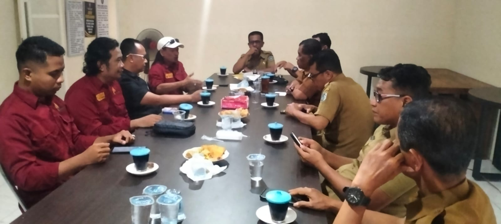 Jajaran LBH Pilar Kasih Keadilan saat diterima audiensi dengan jajaran Satpol PP. SP/MUHAJIRIN