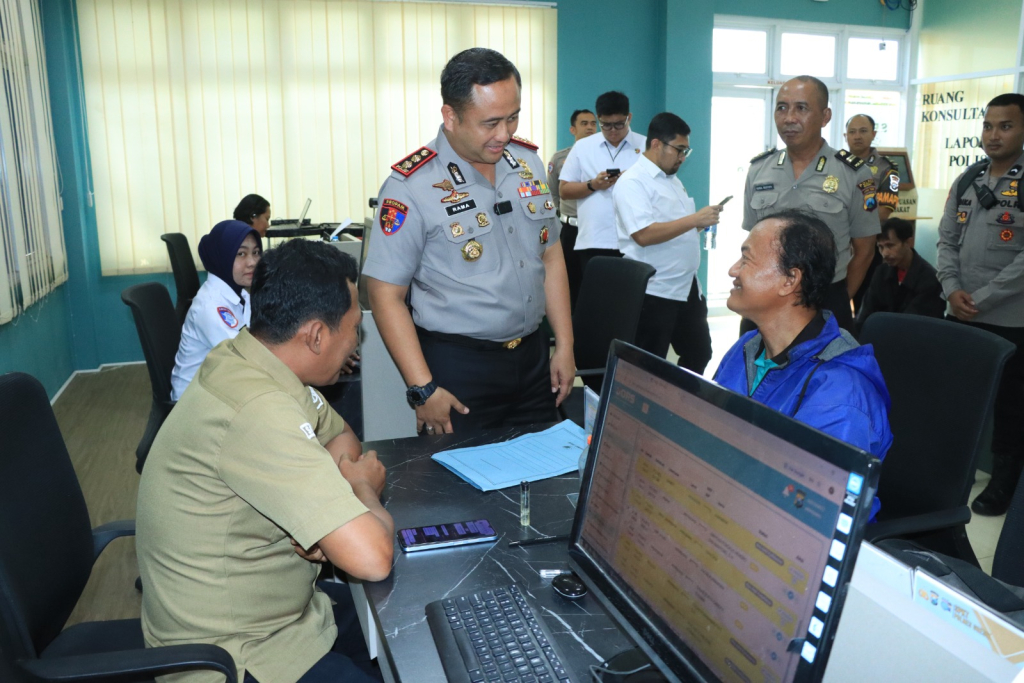 Kapolres Gresik AKBP Ramadhan Nasution saat meninjau sejumlah fasilitas layanan, mulai dari penjagaan markas hingga pelayanan pengaduan masyarakat. SP/ MAIDID