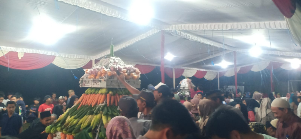 Tradisi ruwat desa dengan menghadirkan pagelaran wayang di Desa Gelam Kecamatan Candi, Sidoarjo. SP/ HIKMAH