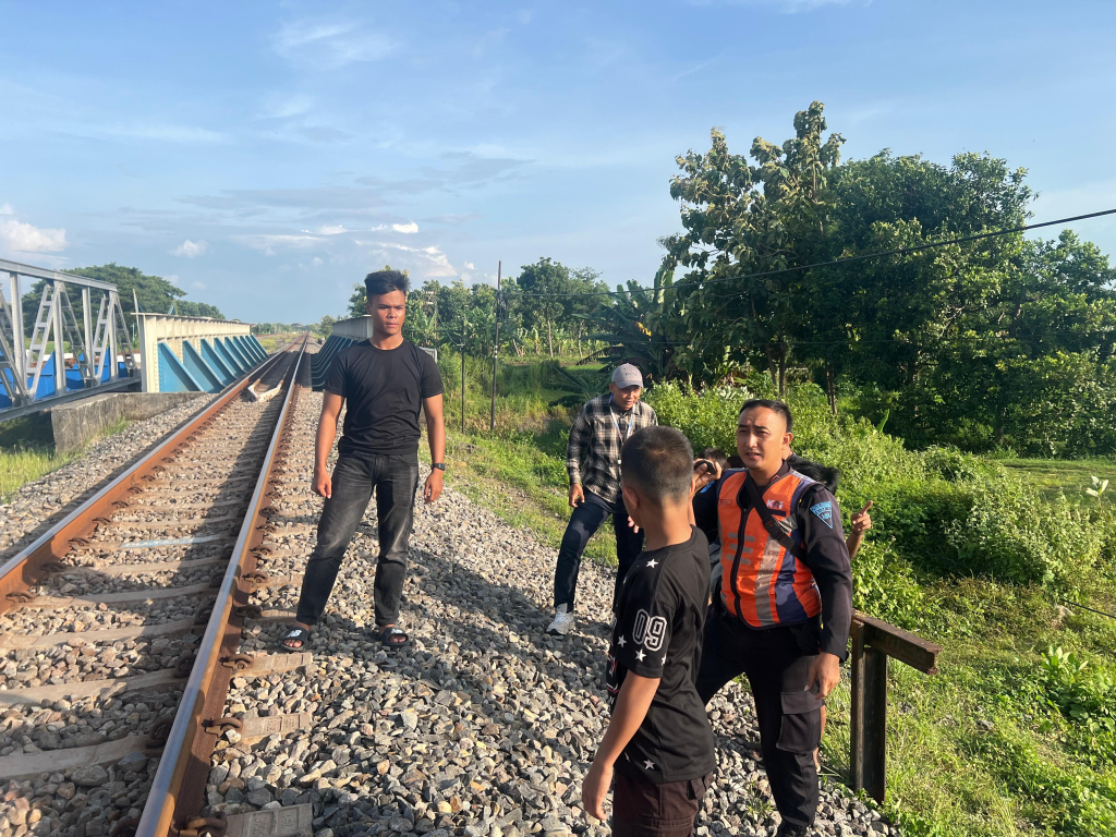 TKP pelemparan KA, dan RJ oleh orang tua pelaku di Polsek Nganjuk Kota. SP/ Lestariono