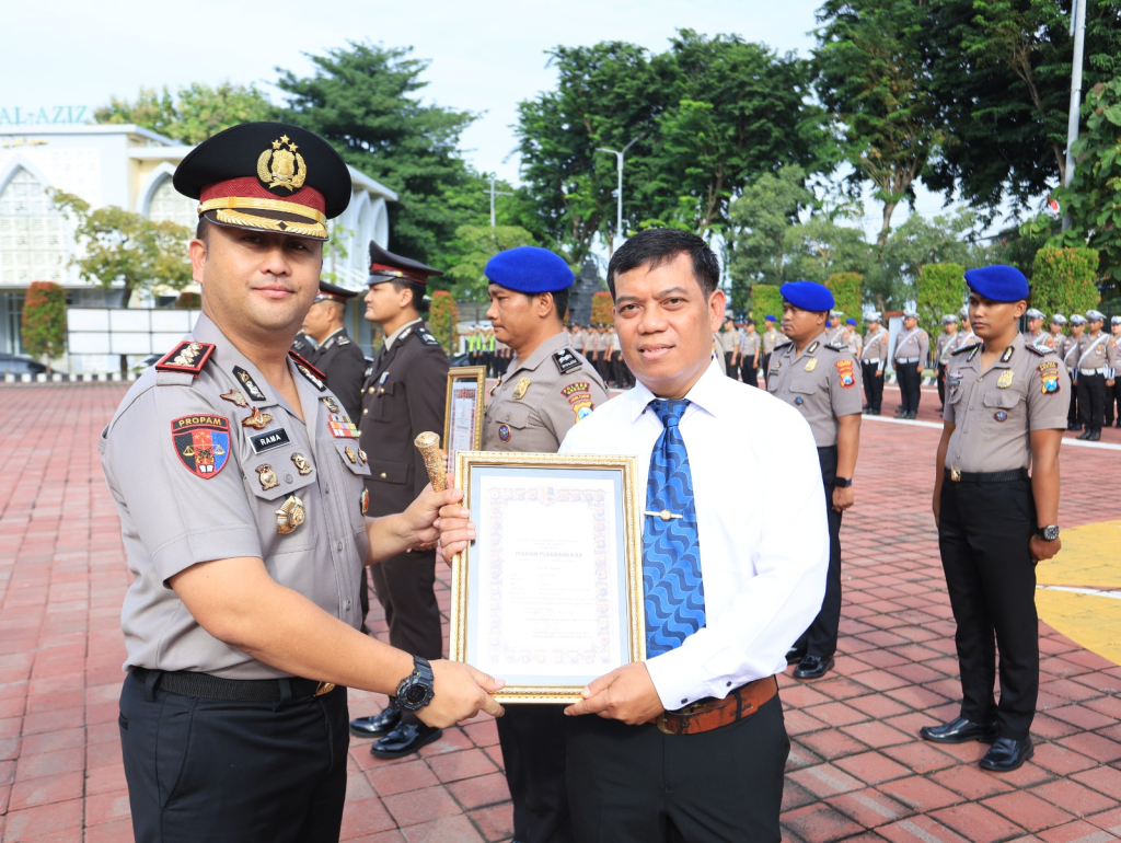 Polres Gresik Beri Penghargaan kepada 63 Personel Berprestasi, Kapolres Tekankan Integritas dan Profesionalisme