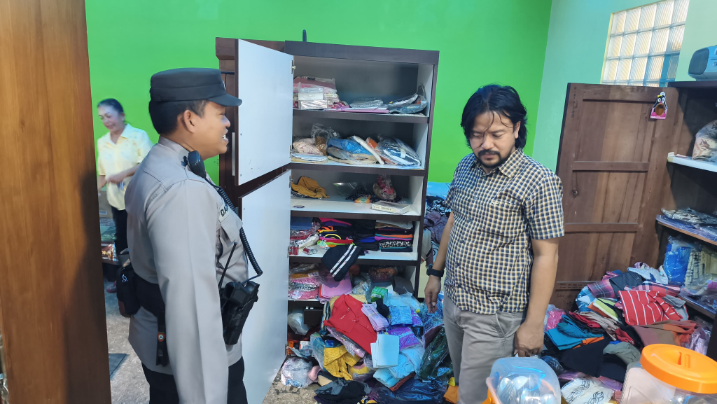 Suasana Polisi saat olah TKP dan di temukan sebuah tangga. SP/ Lestariono