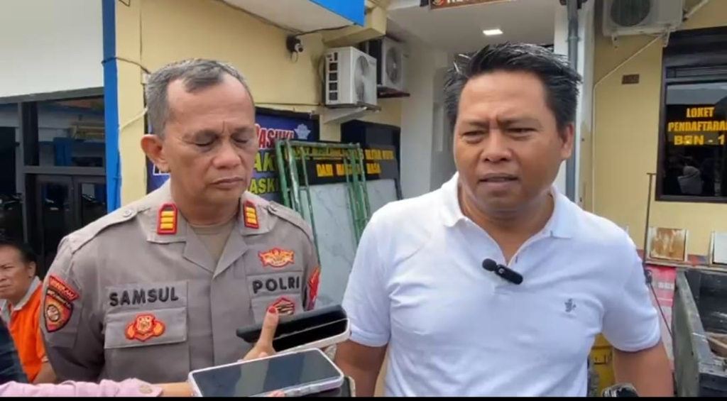 AKP Rudi saat beri keterangan kasus tersebut, dan saat evakuasi korban untuk di bawa ke RSUD Mardiwaluyo. SP/ Lestariono