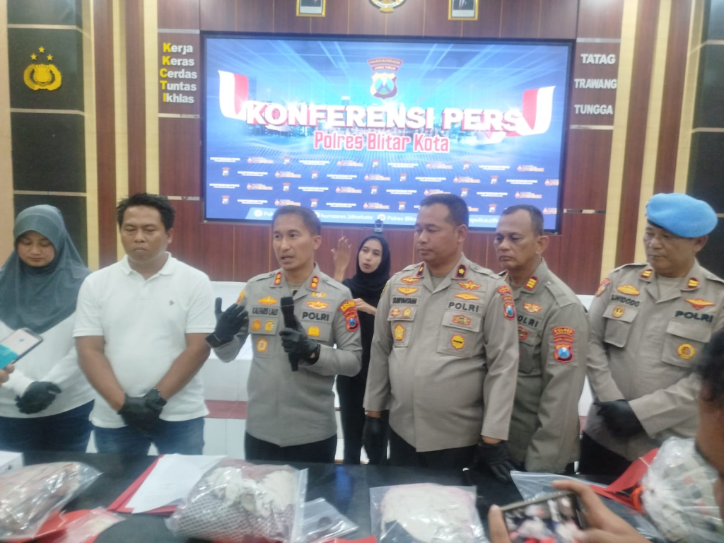 AKBP Kalfaris Lalo beri keterangan, lanjut tunjukan BB. SP/ Lestariono