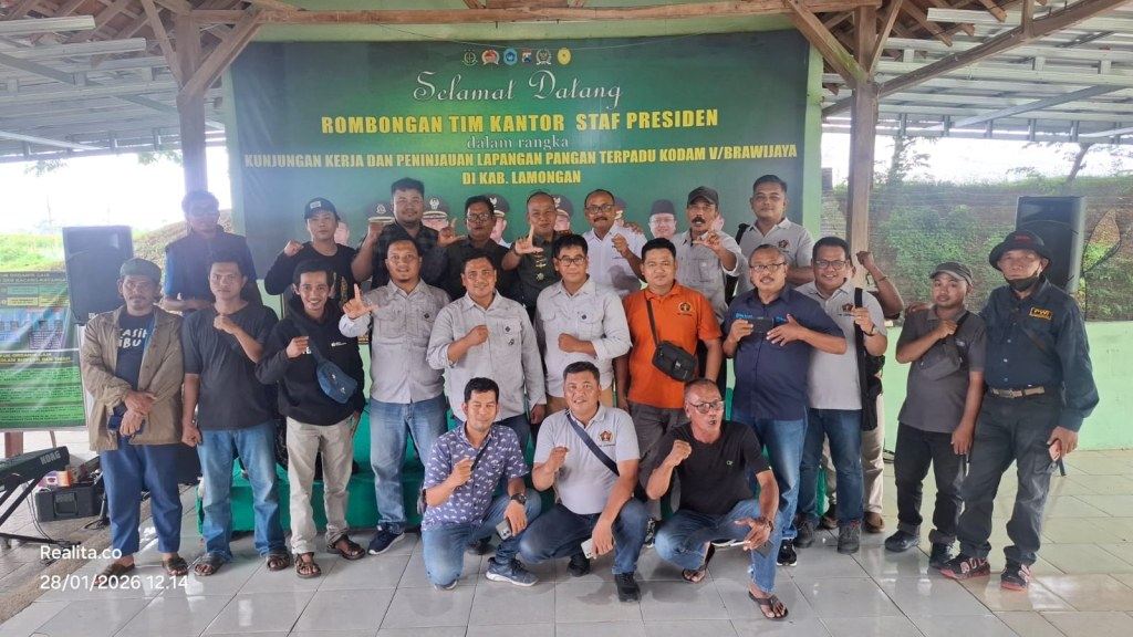 Dandim 0812 Lamongan bersama Jurnalis yang tergabung di PWI berpose bersama usia  acara silaturahmi. SP/MUHAJIRIN