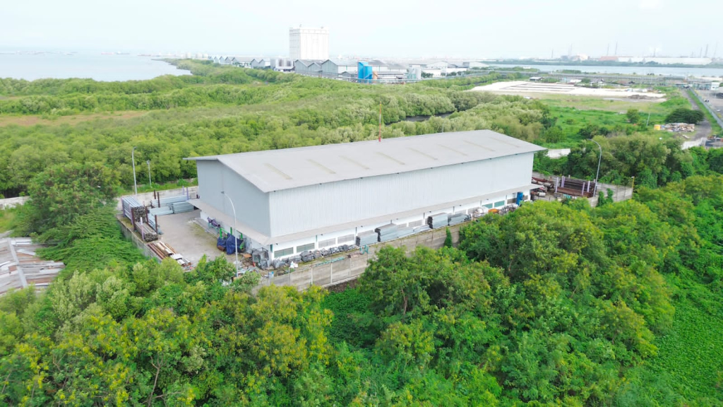 Bangunan sudah berdiri di atas SHGB PT Surya Sarana Marina yang diduga ilegal karena belum mengantongi izin PKKPRL dari Kementerian KKP. SP/Maidid