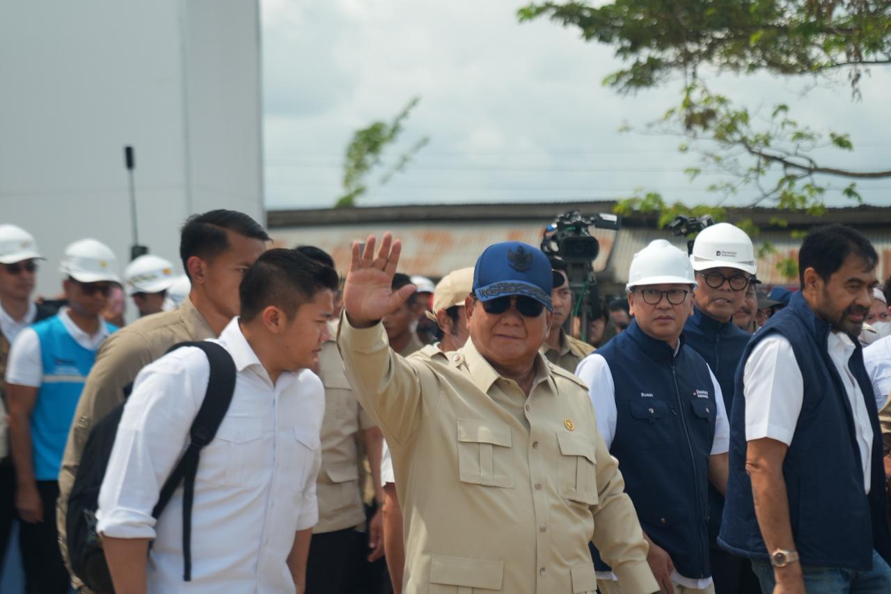 Presiden RI, Prabowo Subianto (depan) saat meninjau progres pembangunan Huntara di Aceh Tamiang pada Kamis, (1/1/2026). Sumber foto: Biro Pers Sekretariat Presiden.