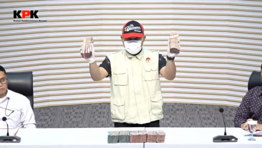 KPK menunjukkan barang bukti dari kasus Maidi.