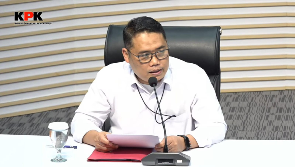 Pelaksana Tugas Deputi Penindakan dan Eksekusi KPK, Asep Guntur Rahayu dalam konferensi pers malam ini.