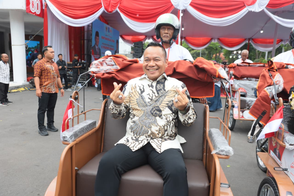 Ketua Komisi A DPRD Kota Surabaya Yona Bagus Widyatmoko saat mencoba menaiki becak listrik dari Presiden Republik Indonesia Prabowo Subianto.