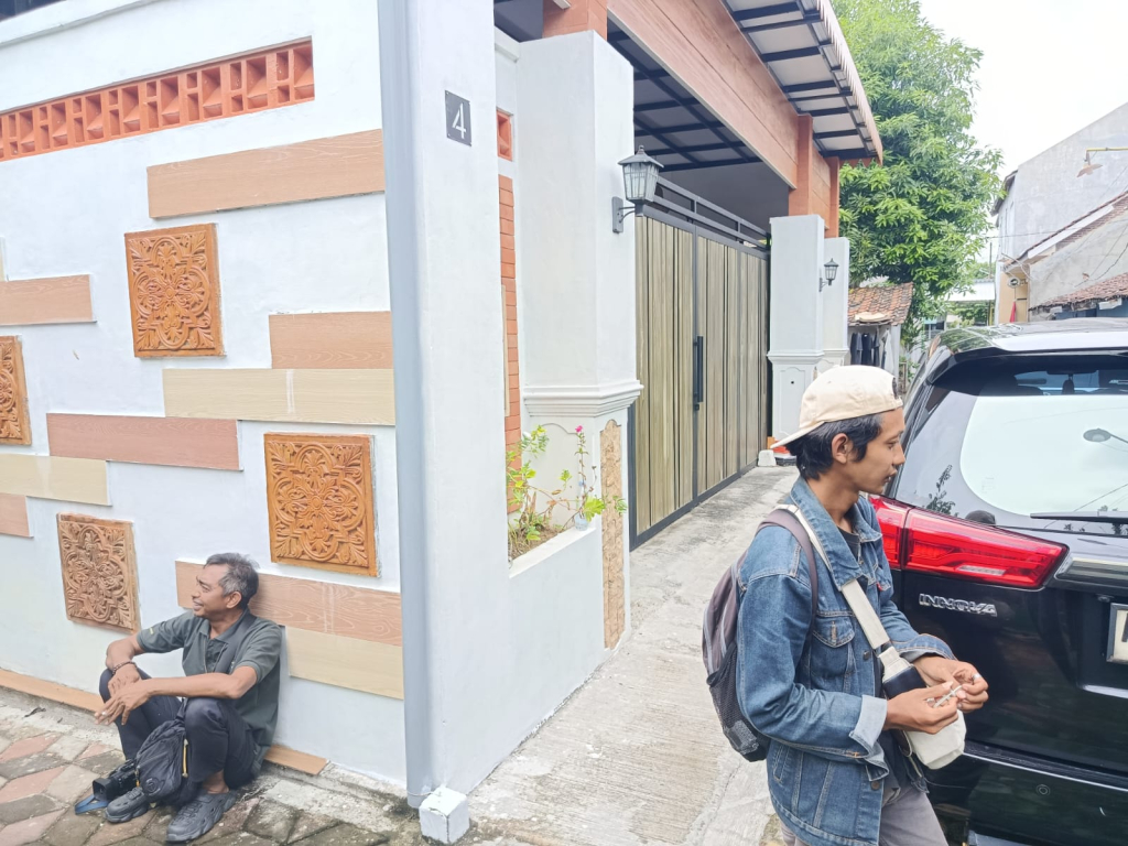 Sejumlah awak media menunggu di depan gerbang saat rumah tersangka Thariq Megah digeledah KPK, Kamis (22/1/2026).