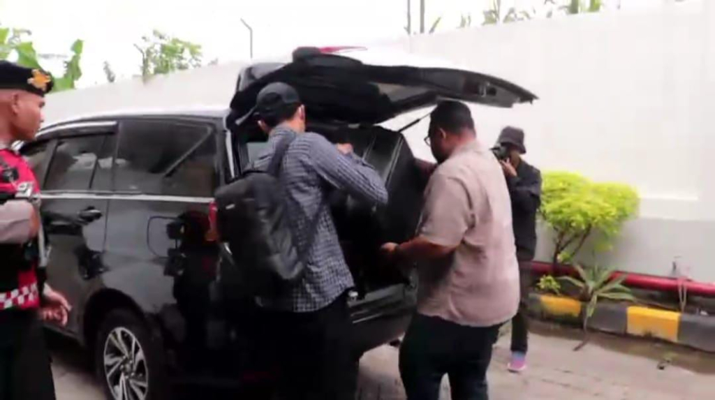 KPK  menggeledah Kantor Dinas Pekerjaan Umum dan Penataan Ruang (PUPR) Kota Madiun, Selasa (27/1/2026).