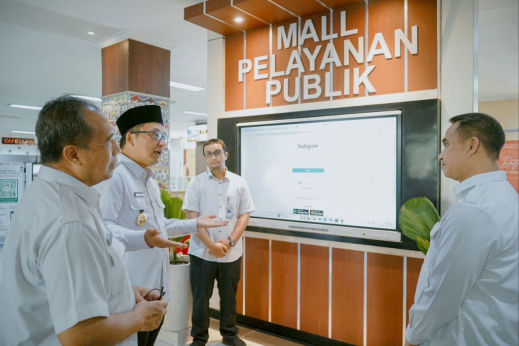 Wabup Gresik Asluchul Alif didampingi Sekda Achmad Washil dan Kadis PMPTSP Reza Pahlevi saat berkunjung ke Mal Pelayanan Publik. 