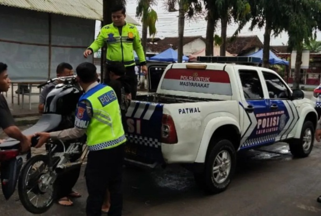 Petugas mengangkut salah satu kendaraan yang diduga akan digunakan untuk balap liar.