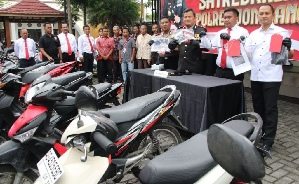 Kapolres Jombang AKBP Ardi Kurniawan (tengah) didampingi Kasat Reskrim Polres Jombang, AKP Dimas Robin Alexander (kedua kanan) menunjukkan barang saat gelar ungkap kasus.