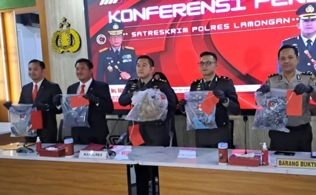 Kapolres Lamongan AKBP Arif Fazlurahman (tengah) menunjukkan barang bukti saat rilis.