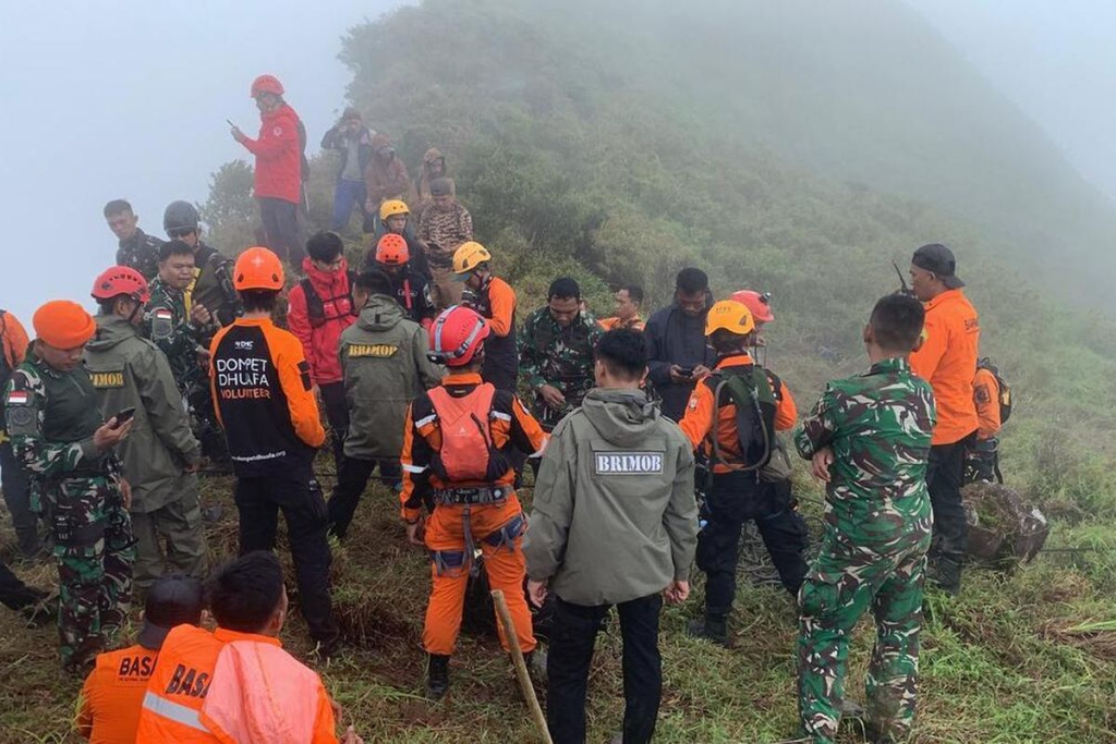 Tim SAR gabungan melanjutkan pencarian pesawat ATR 42-500 yang hilang kontak di kawasan Taman Nasional Bantimurung Bulusaraung. Ratusan personel dikerahkan.