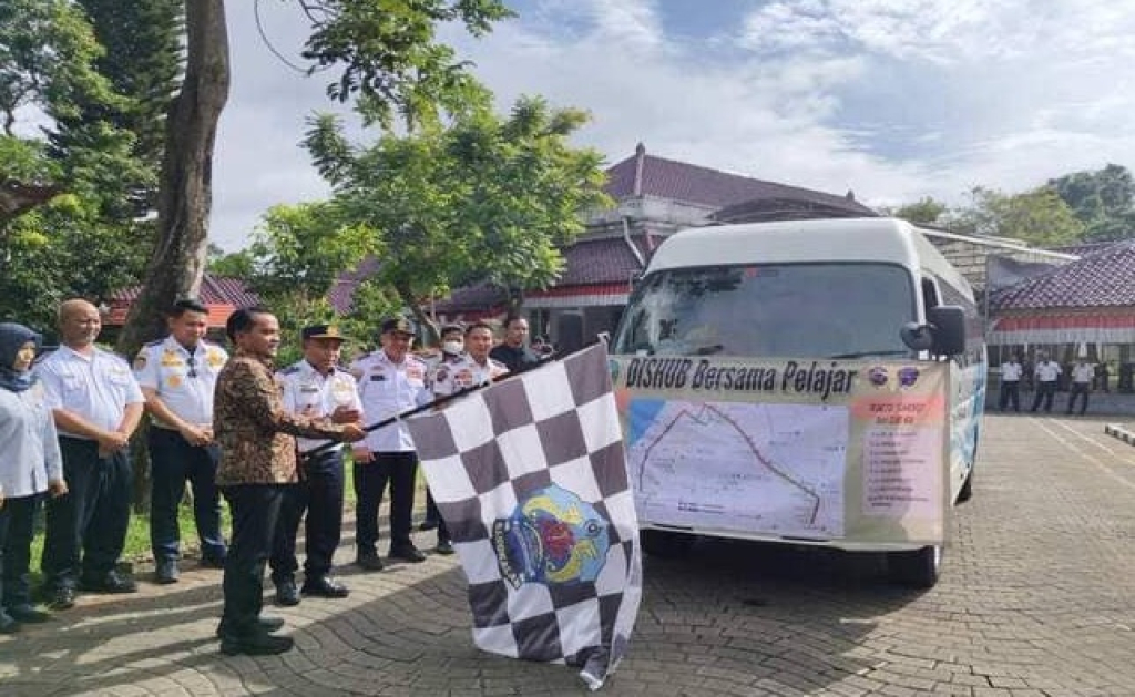 Peluncuran program bus sekolah gratis bagi kalangan pelajar di Kabupaten Bangkalan, Jawa Timur. SP/ BNG