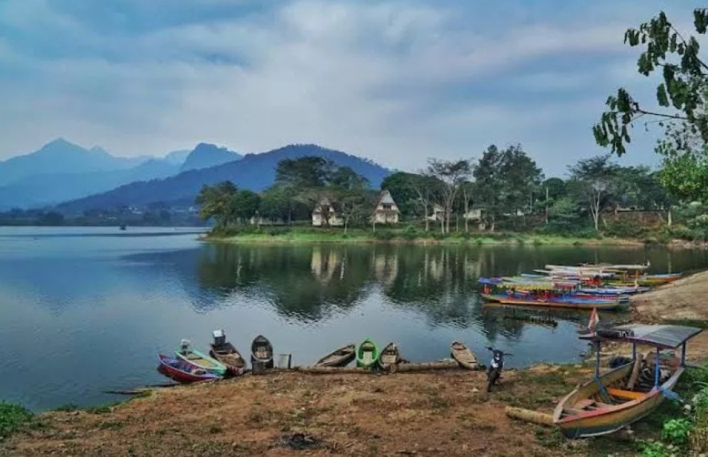 Bendungan Selorejo Malang yang dikelilingi oleh sejumlah gunung, seperti Gunung Kelud, Gunung Anjasmoro, dan Gunung Kawi, yang semakin mempercantik panorama alam di sekitarnya. SP/ MLG