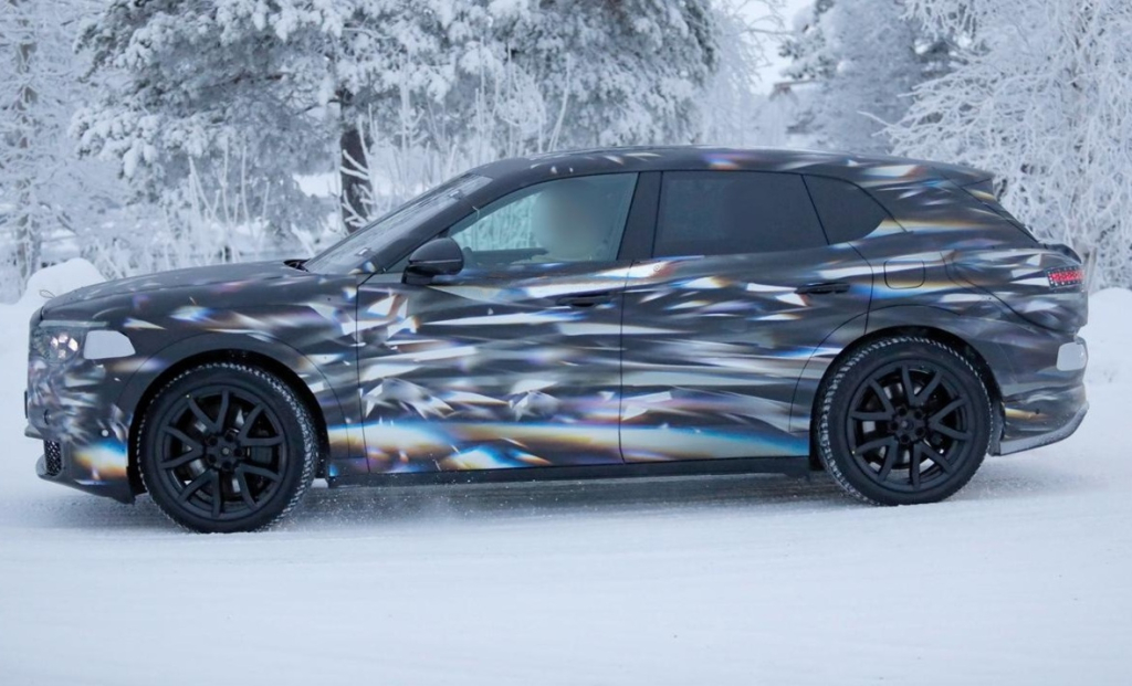 Bentley kembali terlihat sedang menguji coba SUV urban listrik terbarunya di kondisi bersalju. SP/ JKT