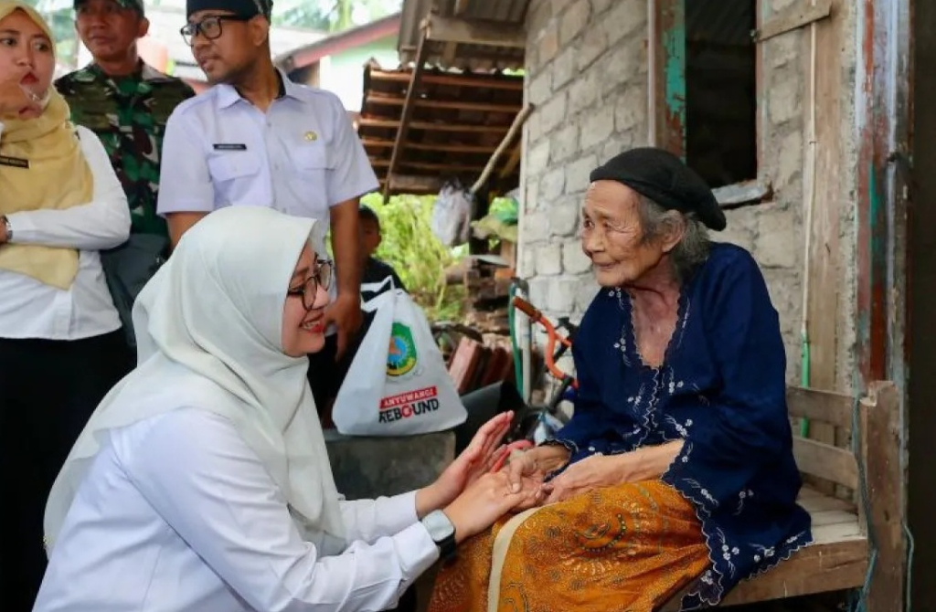 Bupati Banyuwangi Ipuk Fiestiandani saat menyalurkan paket sembako Gerakan ASN Banyuwangi Berbagi. SP/ BYW