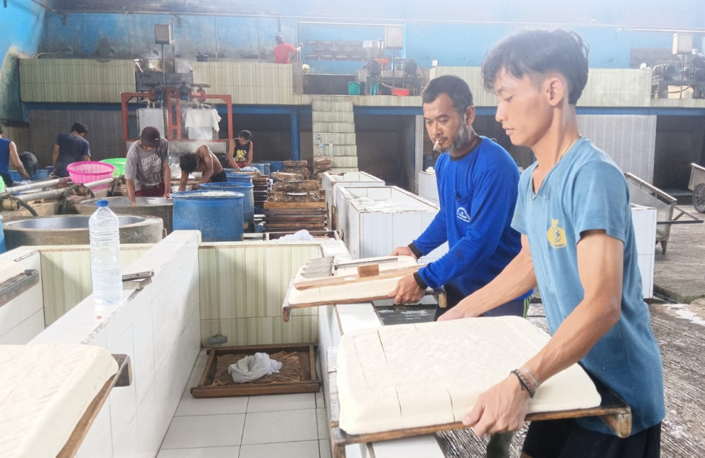 Ilustrasi. Aktivitas karyawan pabrik tahu. SP/ JBG