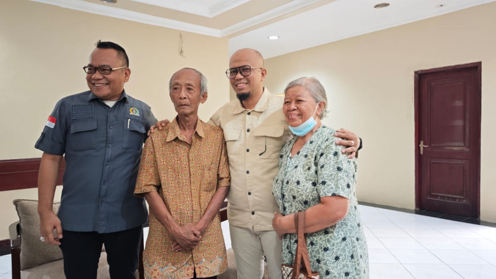 Maria Lucia Setyowati 73 Tahun bersama suami saat bersama Ketua Komisi A DPRD kota Surabaya Yona Bagus Widyatmoko.