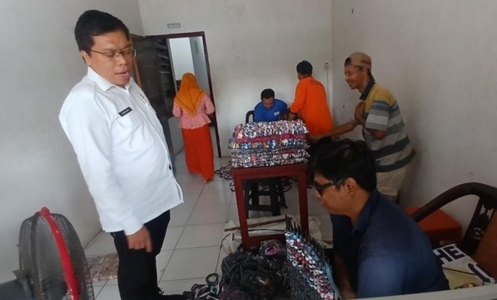 Penyandang disabilitas saat mengerjakan kerajinan keset kain perca. SP/ PSR