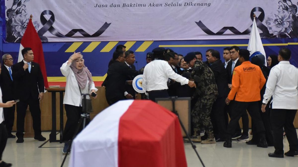 Momen Menteri KKP Sakti Wahyu Trenggono saat pingsan ditengah memimpin upacara pelepasan jenazah pegawai Kementerian KKP korban kecelakaan pesawat ATR 42-500.