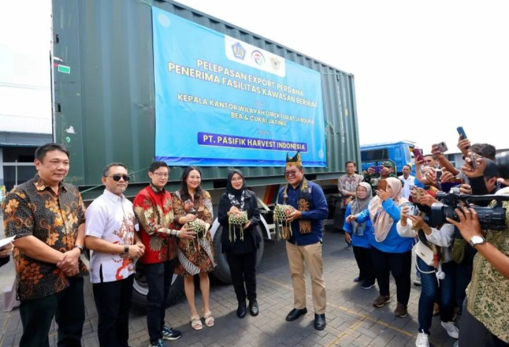 Bupati Banyuwangi Ipuk Fiestiandani saat melepas ekspor PT Pasifik Harvest di Banyuwangi, jawa Timur. SP/ BYW