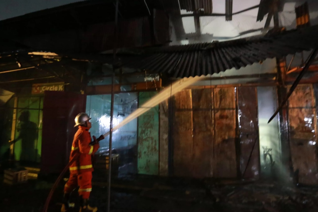 Penampakan 4 kios di Pasar Burung Srijaya masuk Kelurahan Rejomulyo, Kecamatan Kartoharjo, Kota Madiun, diamuk si jago merah. SP/ MDN