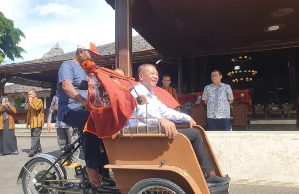 Bupati Tulungagung, Gatut Sunu Wibowo saat mencoba secara langsung becak listrik pemberian Presiden Prabowo kepada tukang becak di Tulungagung, Jawa Timur. SP/ TLG