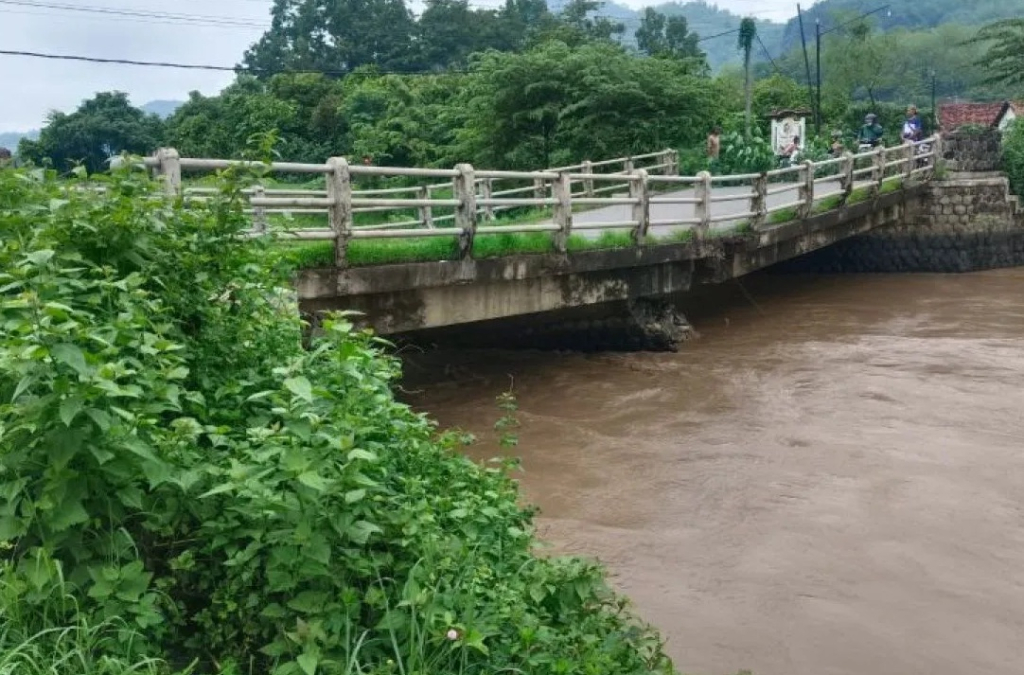 Kondisi Jembatan Junjung di Desa Junjung, Kecamatan Sumbergempol, Tulungagung, Jawa Timur, yang mengalami kerusakan parah. SP/ TLG