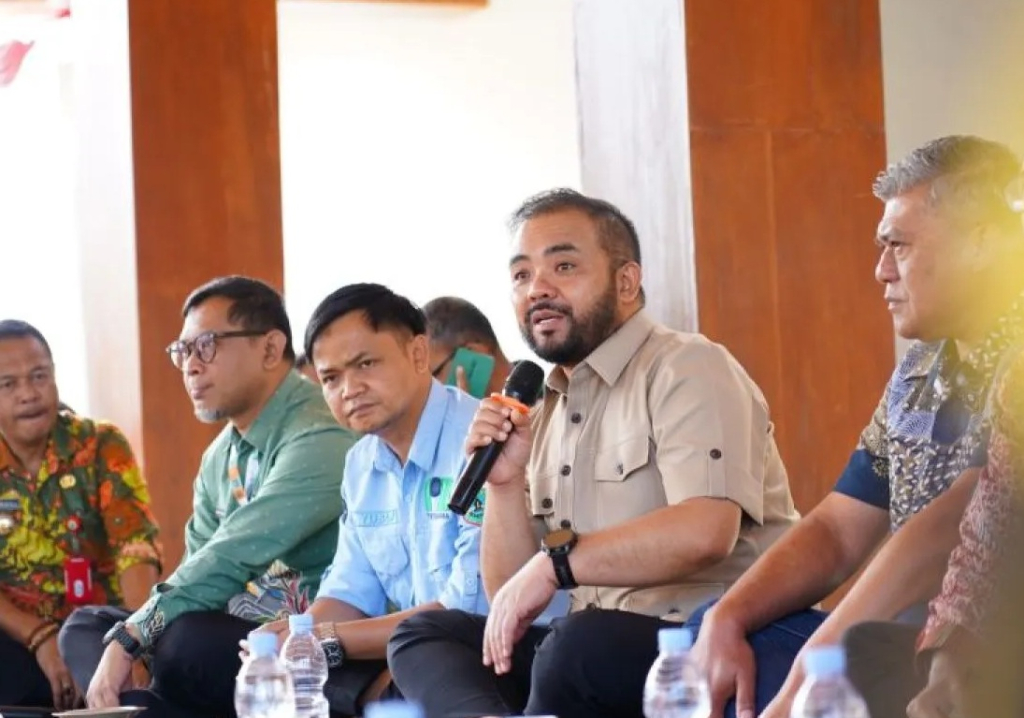 Wakil Wali Kota Batu Heli Suyanto menjabarkan upaya konservasi di sumber mata air Umbul Gemulo di Balai Desa Bumiaji, Kota Batu. SP/ BTU