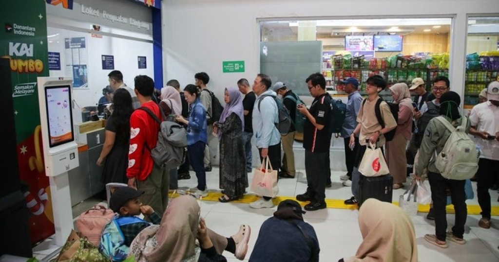 Curah hujan tinggi di Pulau Jawa mengganggu perjalanan kereta api hingga berjam-jam. Puluhan perjalanan dibatalkan, ribuan penumpang tertahan di stasiun.
