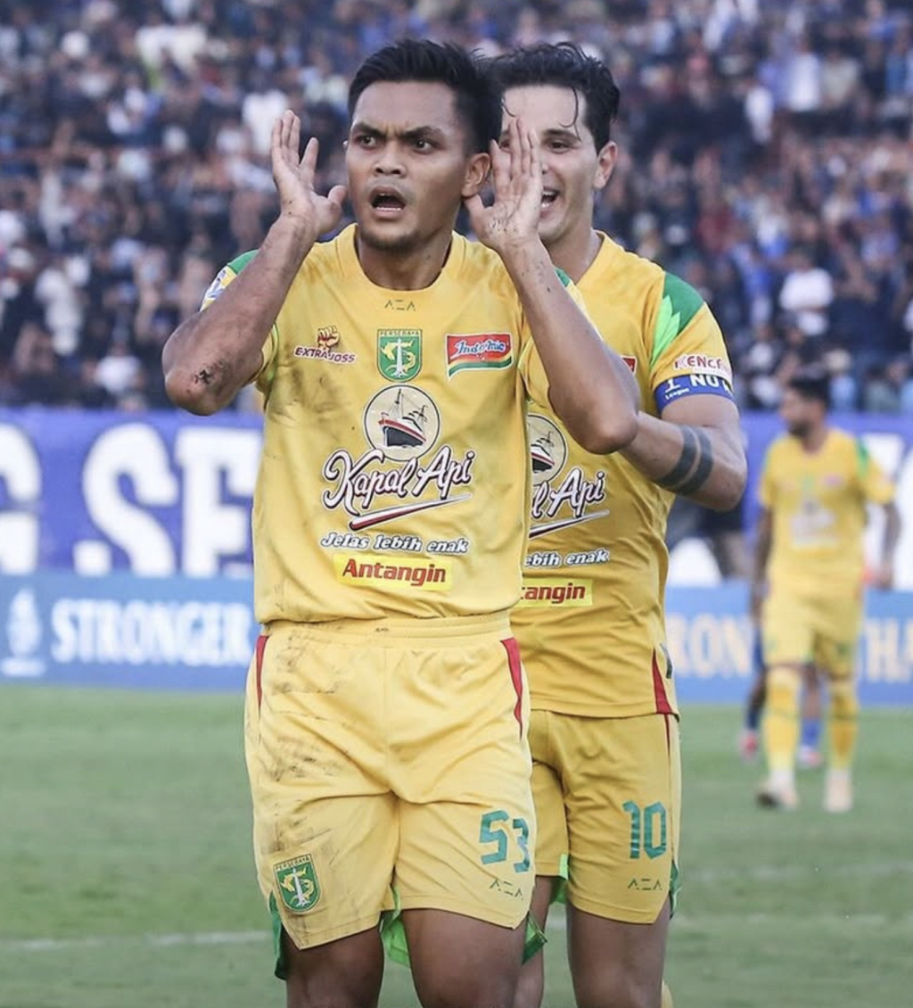 Selebrasi Rachmat Irianto, usai mencetak gol ketiga Persebaya ke gawang PSIM. Sedangkan, momen Bruno Paraiba, mencetak gol kedua Bajul Ijo.