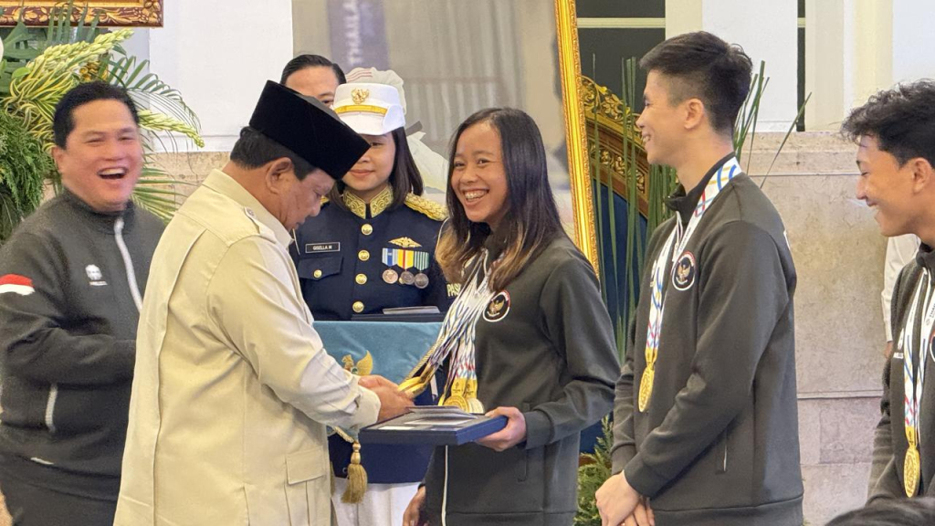 Presiden Prabowo saat memberikan bonus kepada atlet peraih medali Emas SEA Games 2025, di Istana Negara, Kamis (8/1/2026).