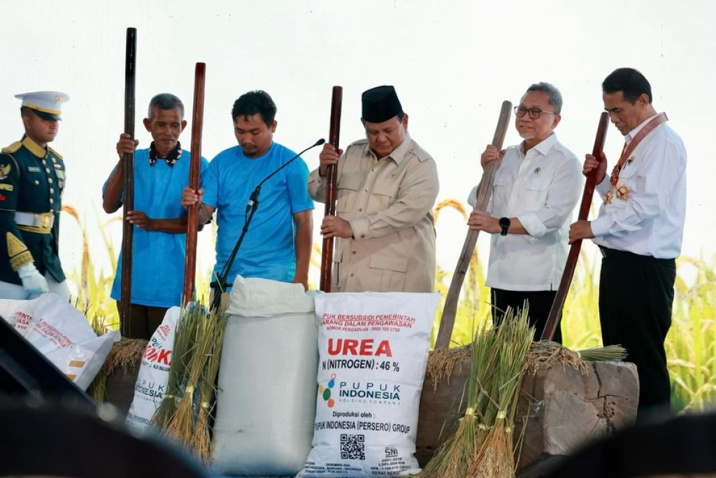 Momen Presiden Prabowo Subianto saat melakukan Panen Raya dan Swaasembada Pangan di Karawang, Jawa Barat, Rabu (7/1/2026).