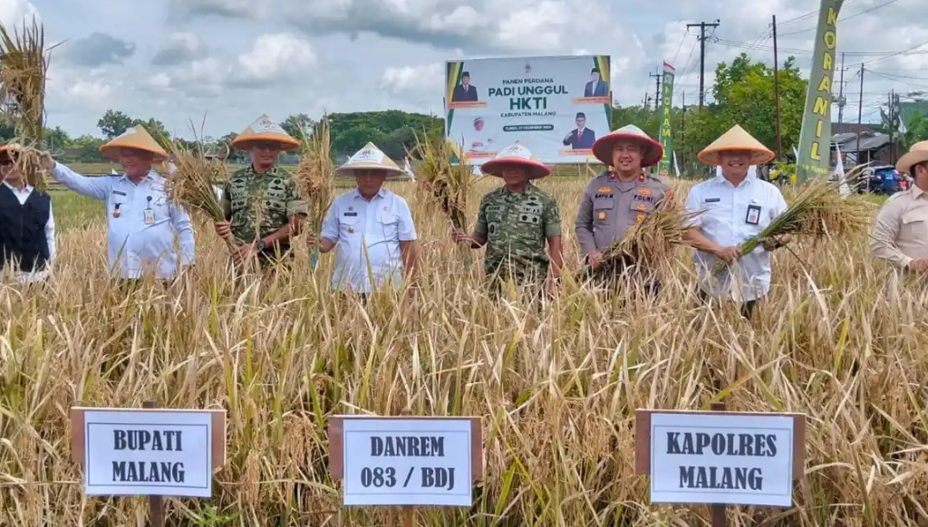 Bupati Malang, Sanusi, bersama stakeholder terkait panen padi di Desa Tanggung, Kecamatan Turen, Kabupaten Malang, Jawa Timur. SP/ MLG
