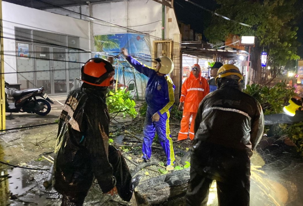 Penampakan dampak angin puting beliung di Kecamatan Besuki Kabupaten Situbondo. SP/ STB