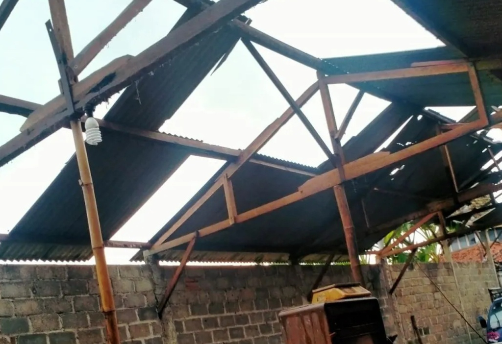 Kondisi atap rumah salah satu warga yang rusak diterjang angin puting beliung di Kabupaten Tulungagung, Jawa Timur. SP/ TLG