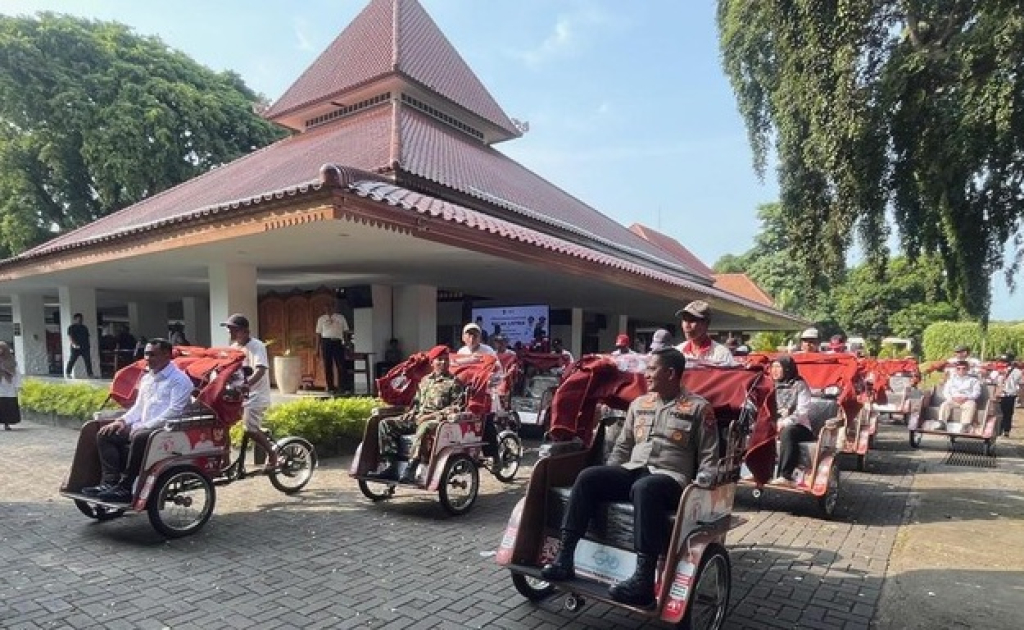 Wakapolresta Banyuwangi AKBP Teguh Priyo Wasono saat menjajal Becak Listrik usai pembagian becak listrik. SP/ BYW