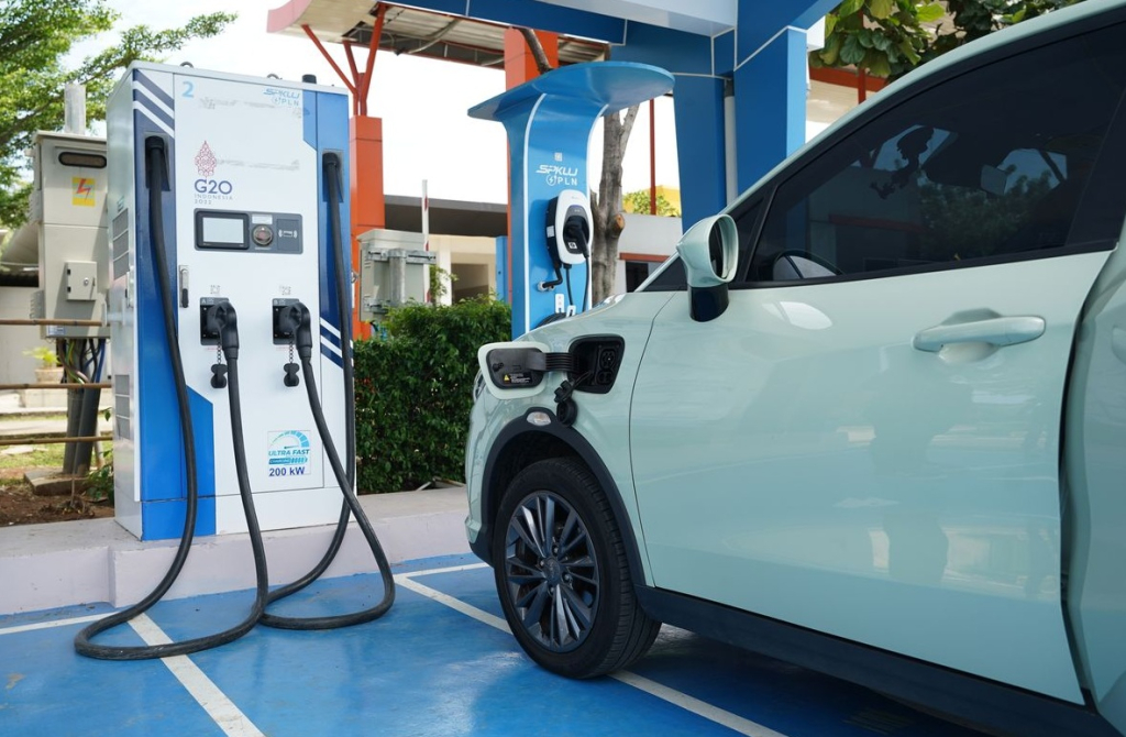 Ilustrasi. Pengisian baterai kendaraan bermesin listrik. SP/ JKT