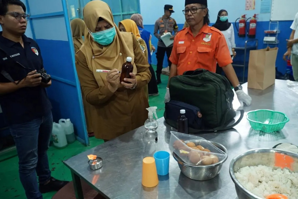 Petugas memeriksa sampel bahan baku makanan dan higienitas dapur Satuan Pelayanan Pemenuhan Gizi (SPPG) di Desa Moyoketen, Tulungagung. SP/ TLG