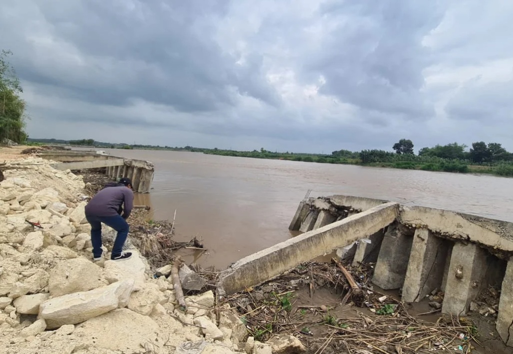 Kondisi proyek tebing pelindung sungai di Bojonegoro yang ambruk. SP/ BJN