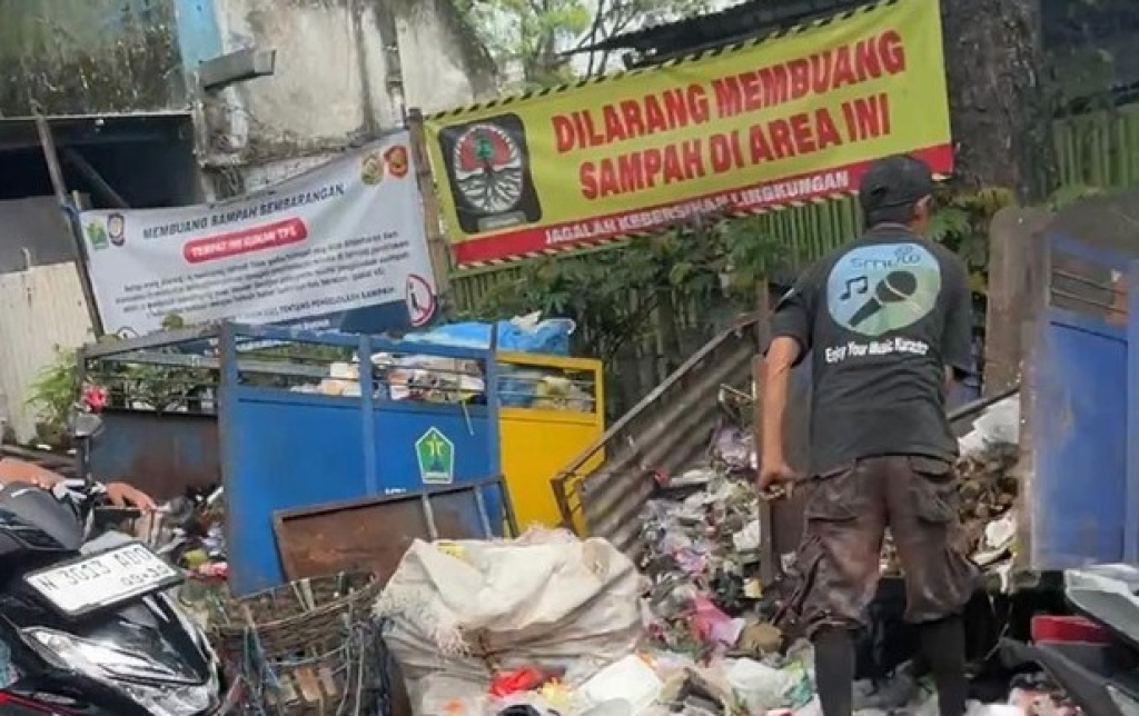 Penampakan tumpukan sampah dan banner larangan buang sampah di Jalan Muharto, Kota Malang, Jawa Timur. SP/ MLG