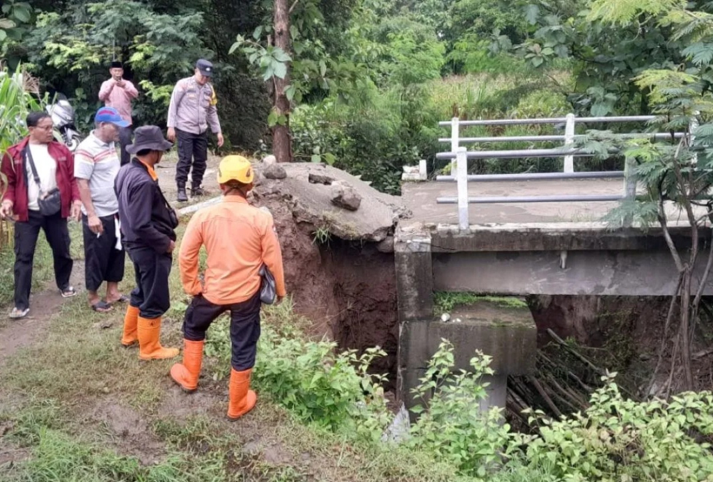 Kondisi salah satu jembatan di Desa Grogol, Kecamatan Sawoo, Kabupaten Ponorogo, Jawa Timur, yang rusak parah akibat tergerus aliran sungai. SP/ PNG